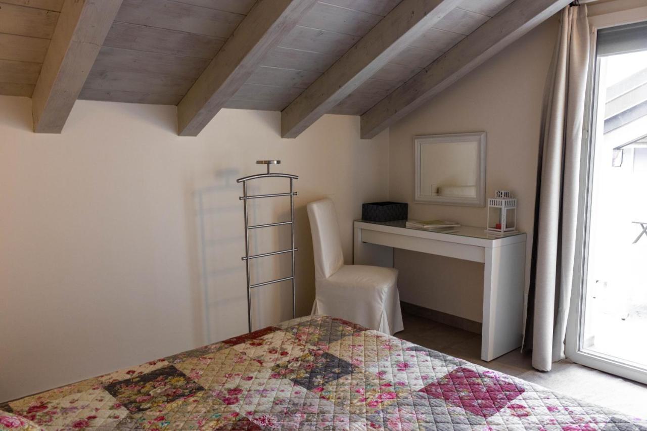 Monica Appartamenti Sirmione Bagian luar foto