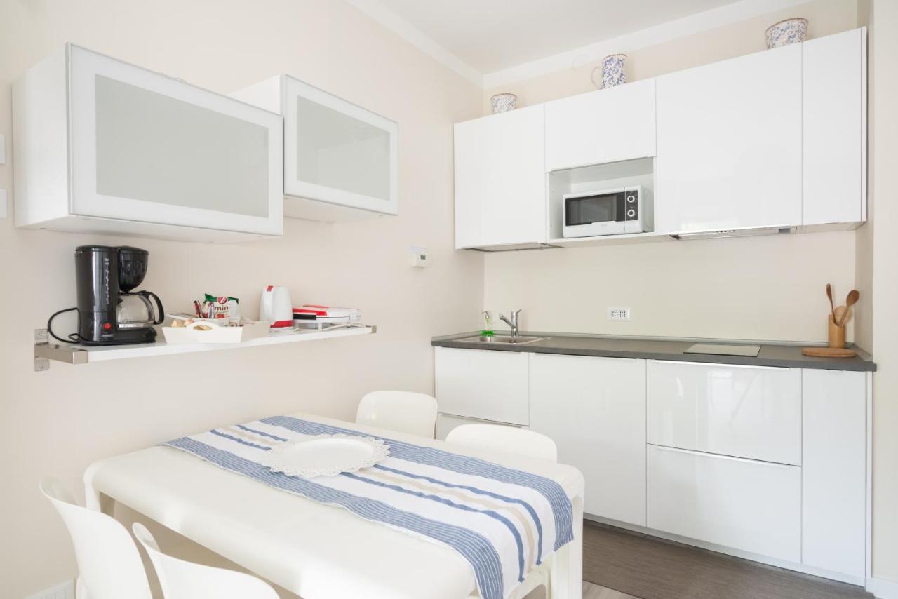 Monica Appartamenti Sirmione Bagian luar foto