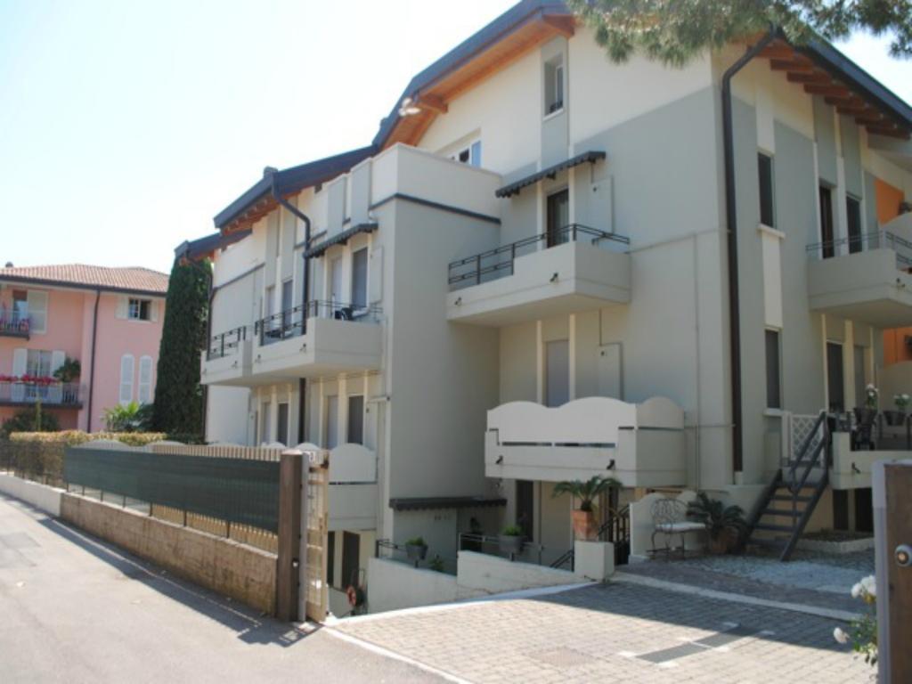 Monica Appartamenti Sirmione Bagian luar foto