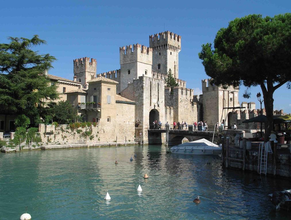 Monica Appartamenti Sirmione Bagian luar foto