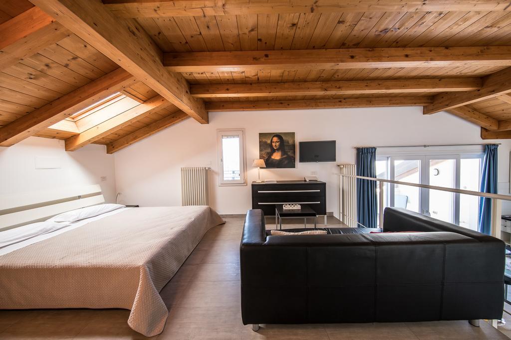 Monica Appartamenti Sirmione Bagian luar foto