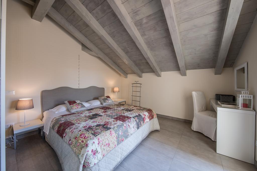 Monica Appartamenti Sirmione Bagian luar foto